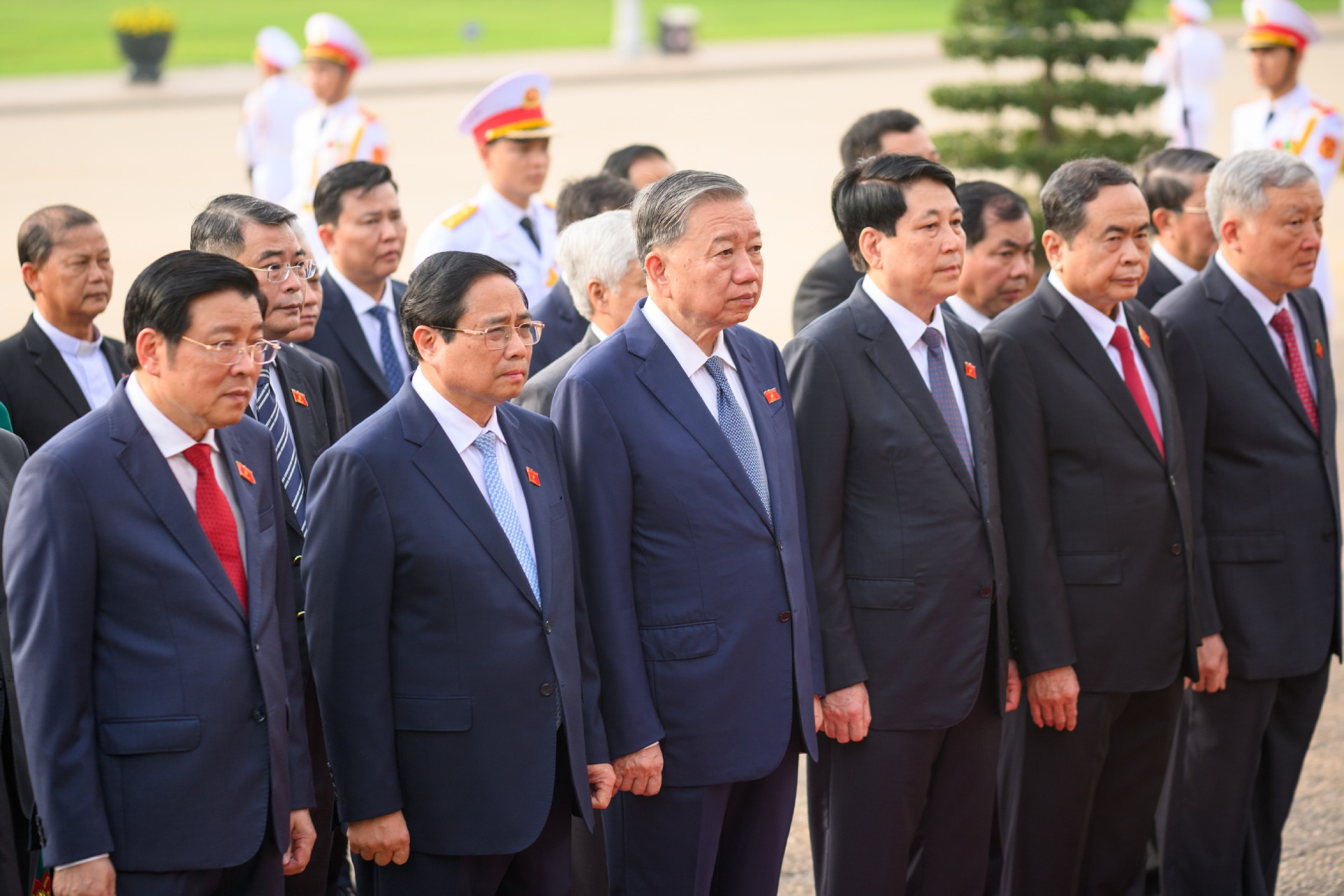 Lãnh đạo Đảng, Nhà nước và đại biểu Quốc hội vào Lăng viếng Chủ tịch Hồ Chí Minh