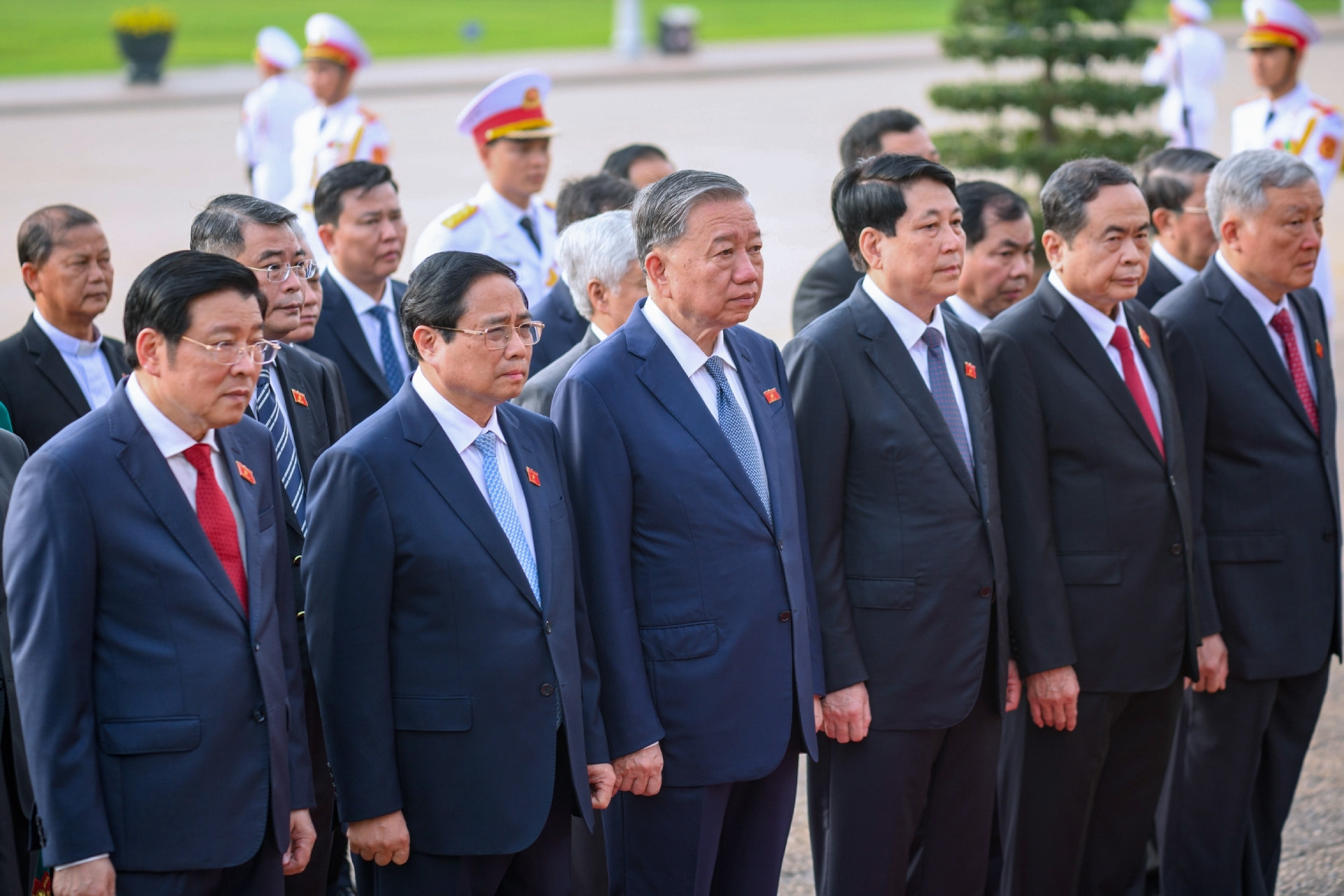 Lãnh đạo Đảng, Nhà nước và đại biểu Quốc hội vào Lăng viếng Chủ tịch Hồ Chí Minh