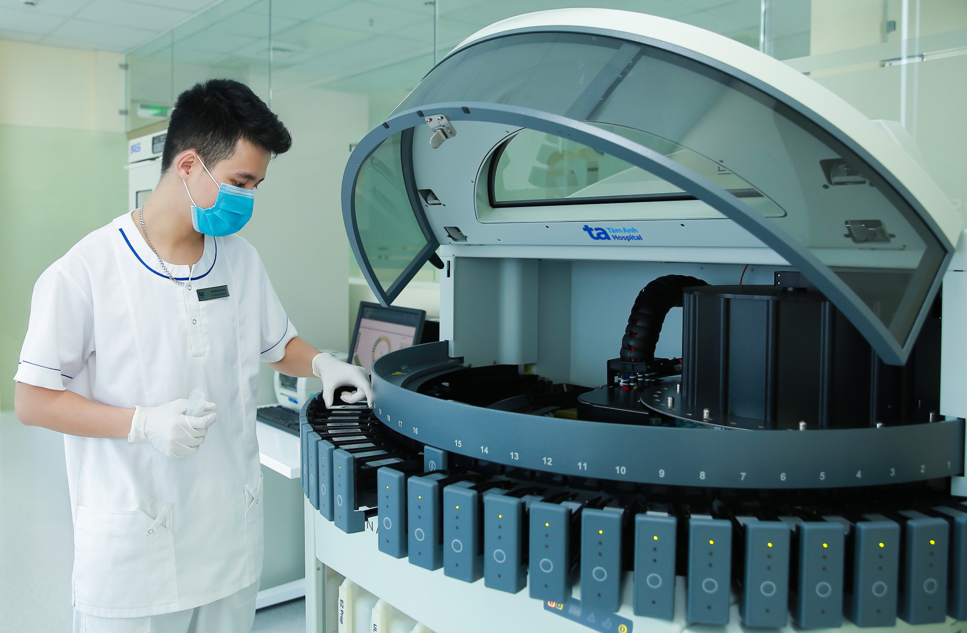 Máy xét nghiệm hóa mô miễn dịch và lai tại chỗ huỳnh quang gắn màu (ISH) Bench Mark Ultra của Ventana (Mỹ) giúp phát hiện, phân biệt nhiều loại ung thư..jpg