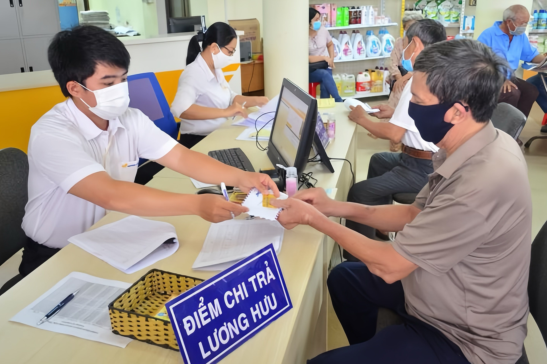 Nghỉ theo Nghị định 178, cán bộ có được hưởng mức lương hưu tối đa?