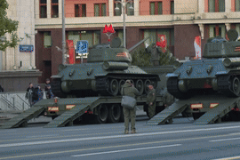 Người dân Nga nô nức xuống phố xem duyệt binh, ngắm xe tăng huyền thoại