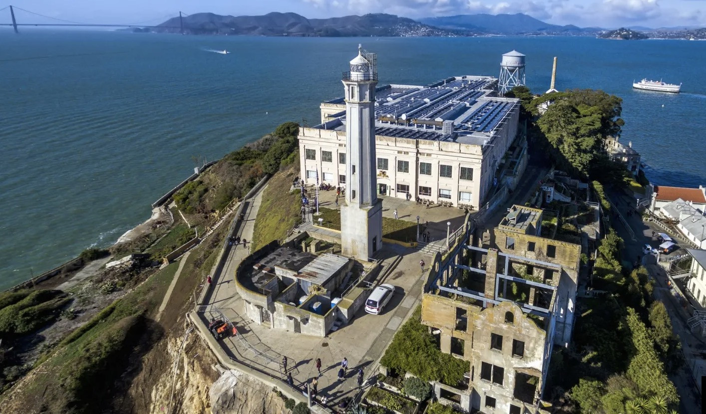 Nhà tù Alcatraz nằm trên một hòn đảo tách biệt với đất liền. Ảnh: Shutterstock