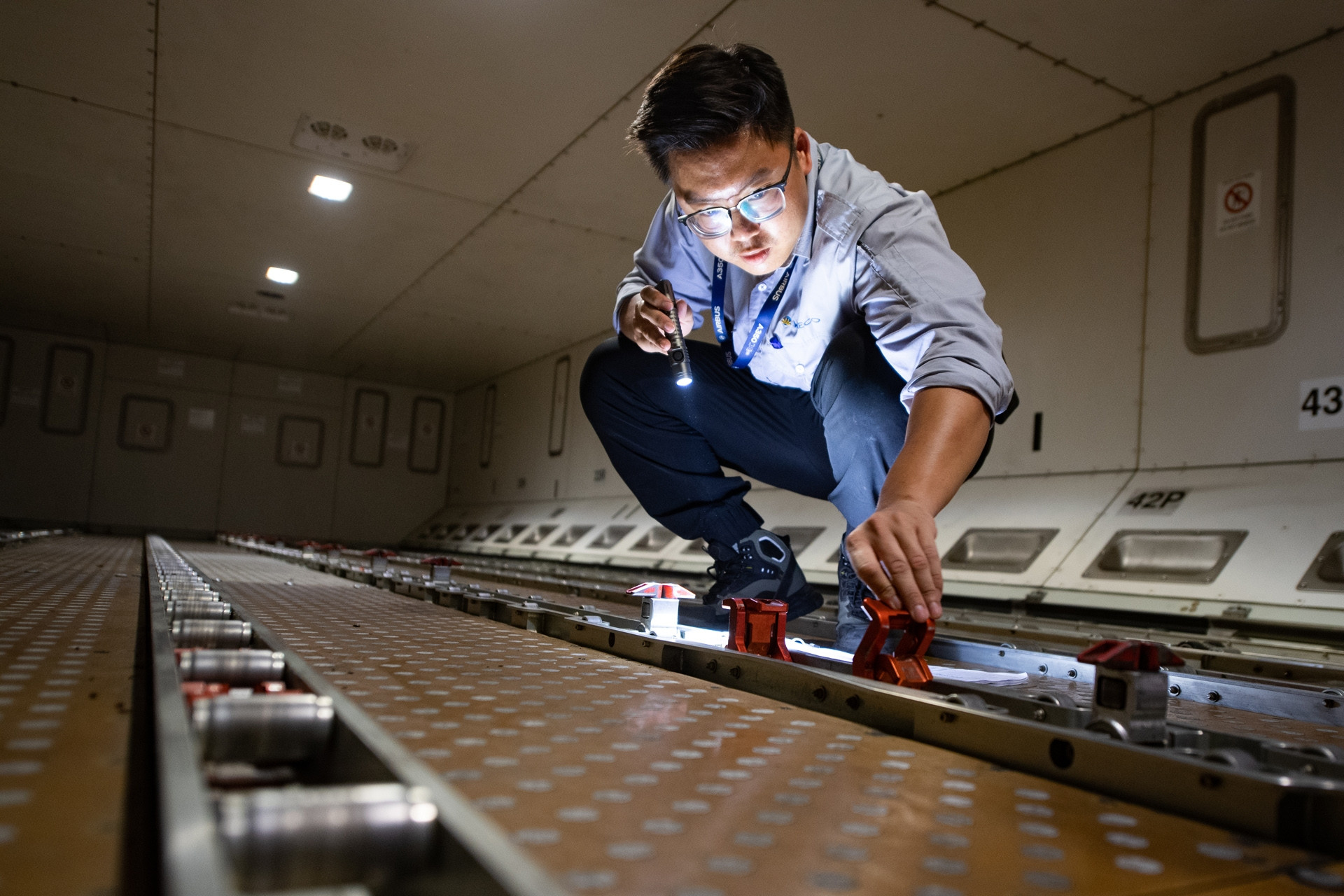 Những bí mật bên trong một chiếc máy bay tại Nội Bài