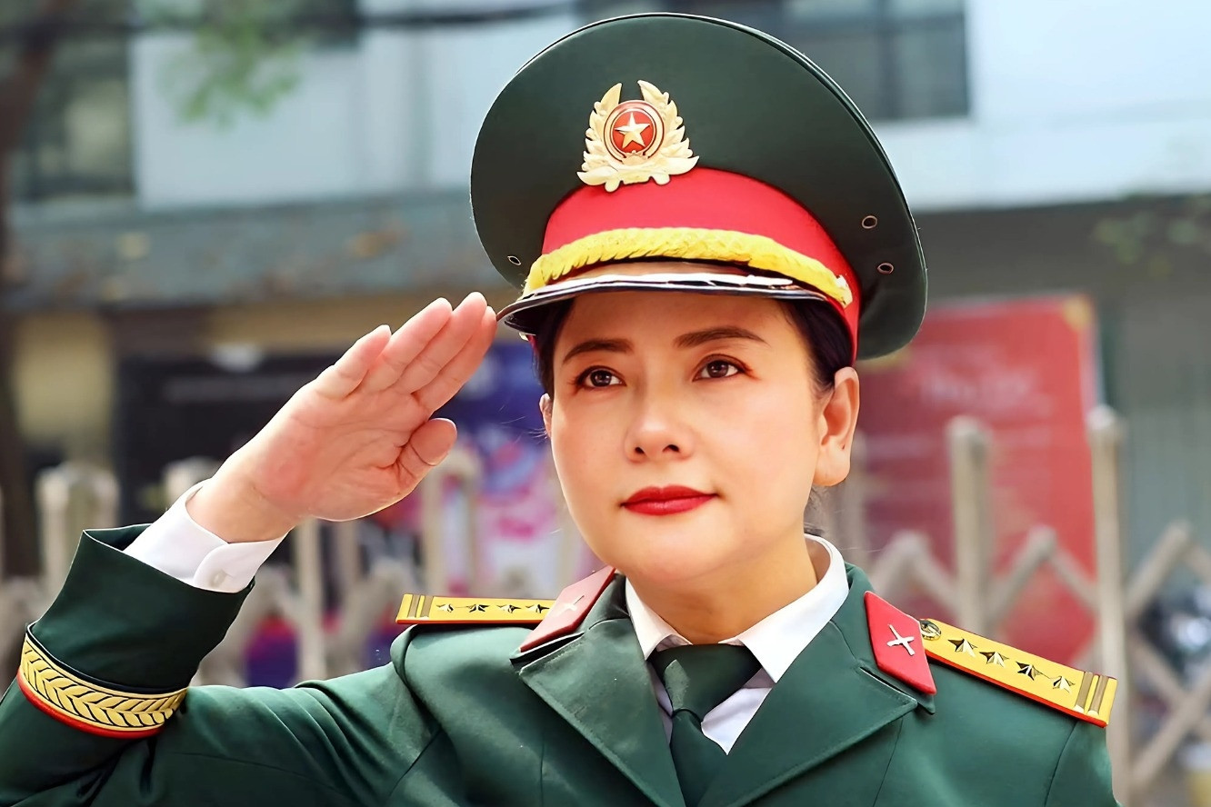 Nữ NSND mang quân hàm Đại tá gây sốt với bức ảnh mặc quân phục ở tuổi 56