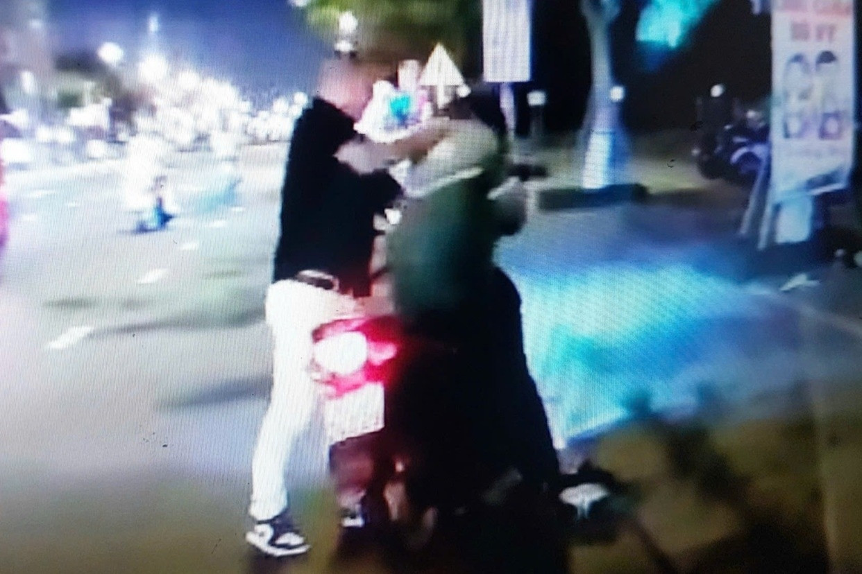 Tài xế xe công nghệ bị khách hành hung giữa đường