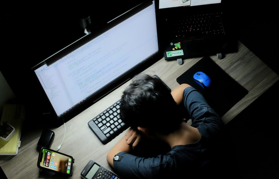 Thầy giáo trẻ qua đời vì làm việc quá sức, phải quản lý 400 học sinh học thêm