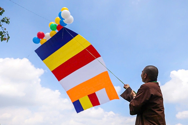 Thực hiện nghi thức thượng cờ Phật giáo lớn nhất thế giới tại Đại lễ Vesak 2025
