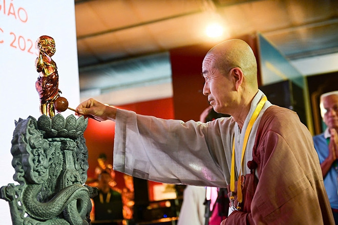 Tìm hiểu nghi thức tắm Phật, ngắm bảo vật nhà chùa ở triển lãm văn hóa Phật giáo