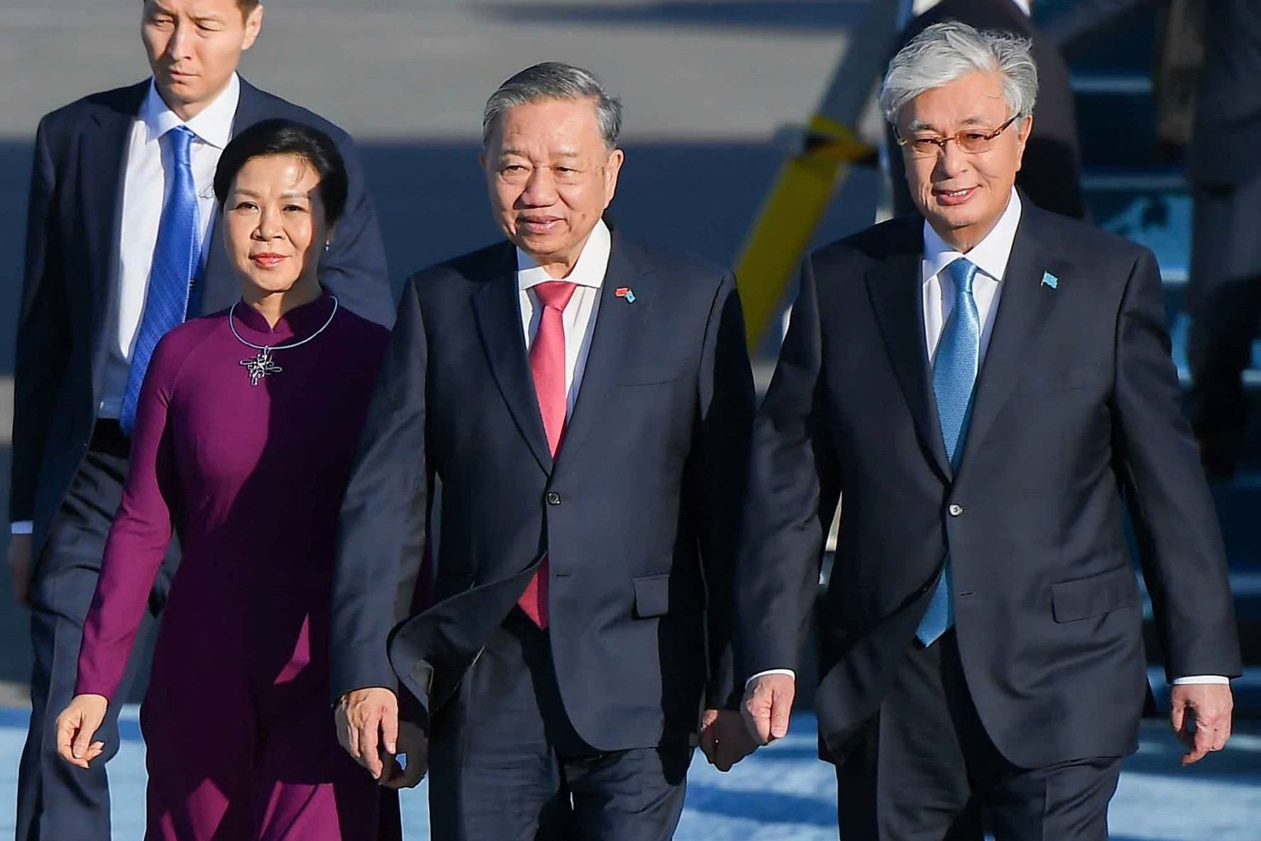 Tổng thống Kazakhstan ra sân bay đón Tổng Bí thư Tô Lâm và Phu nhân
