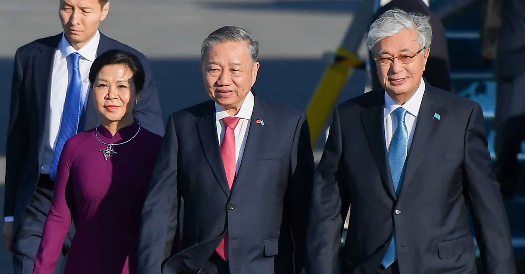 Tổng thống Kazakhstan ra sân bay đón Tổng Bí thư Tô Lâm và Phu nhân