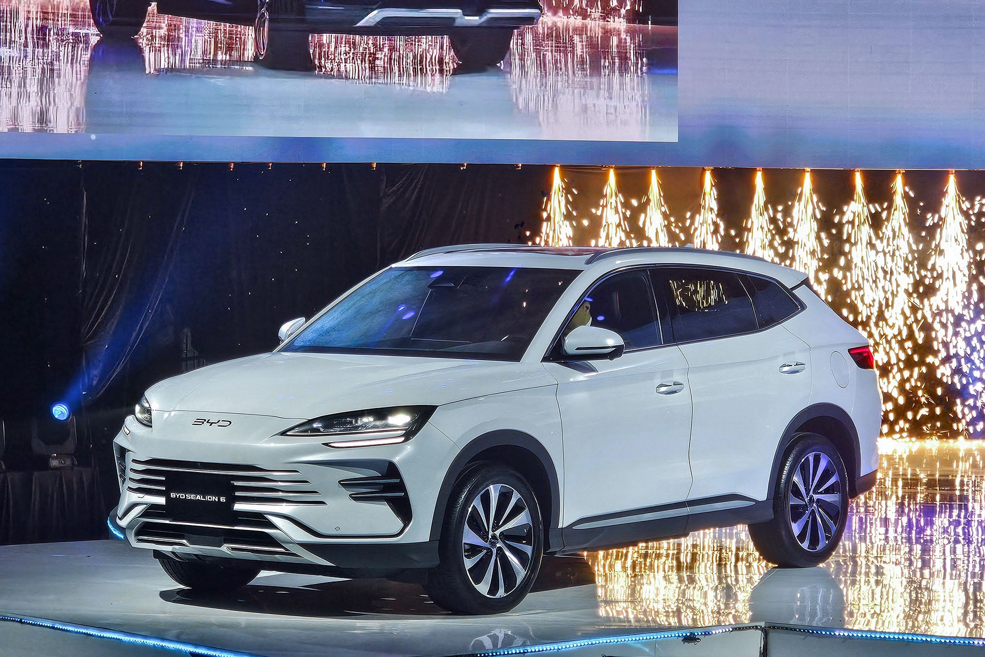 Tranh cãi gay gắt: Không sạc xe hybrid PHEV, gây 