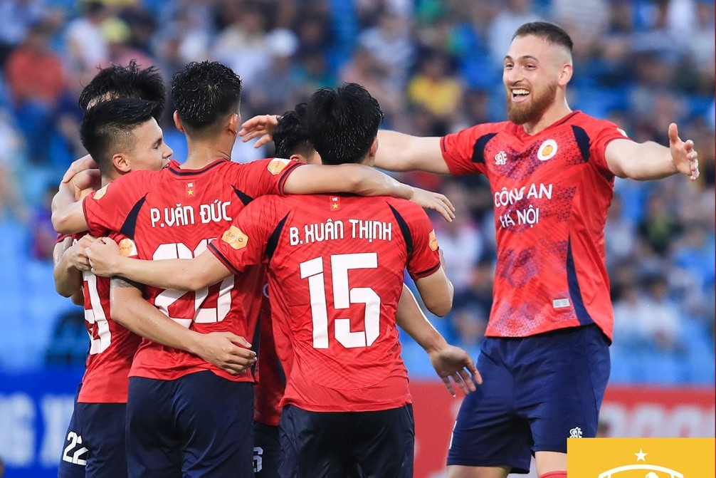 Pendant Quang Vinh lập công, CAHN đẩy Quảng Nam vào thế khó