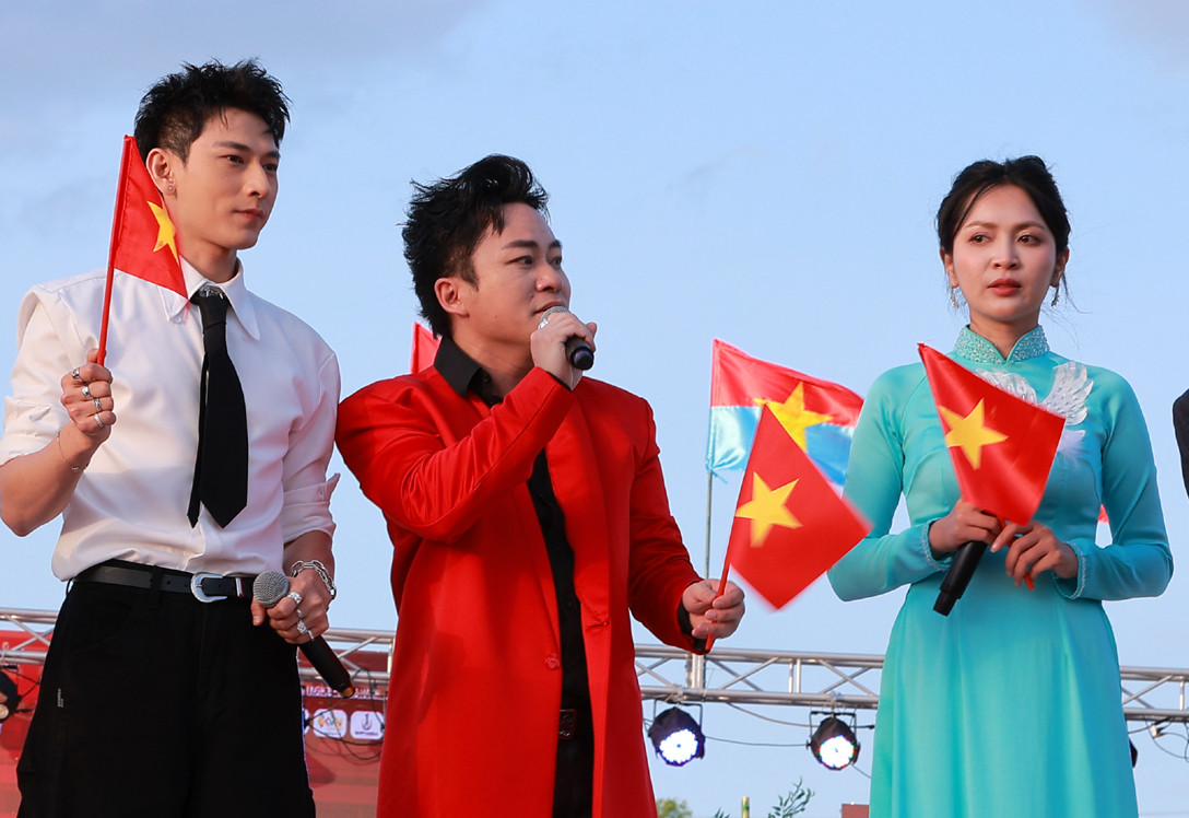 Tung Duong, Isaac, Duyen Qu.jpg