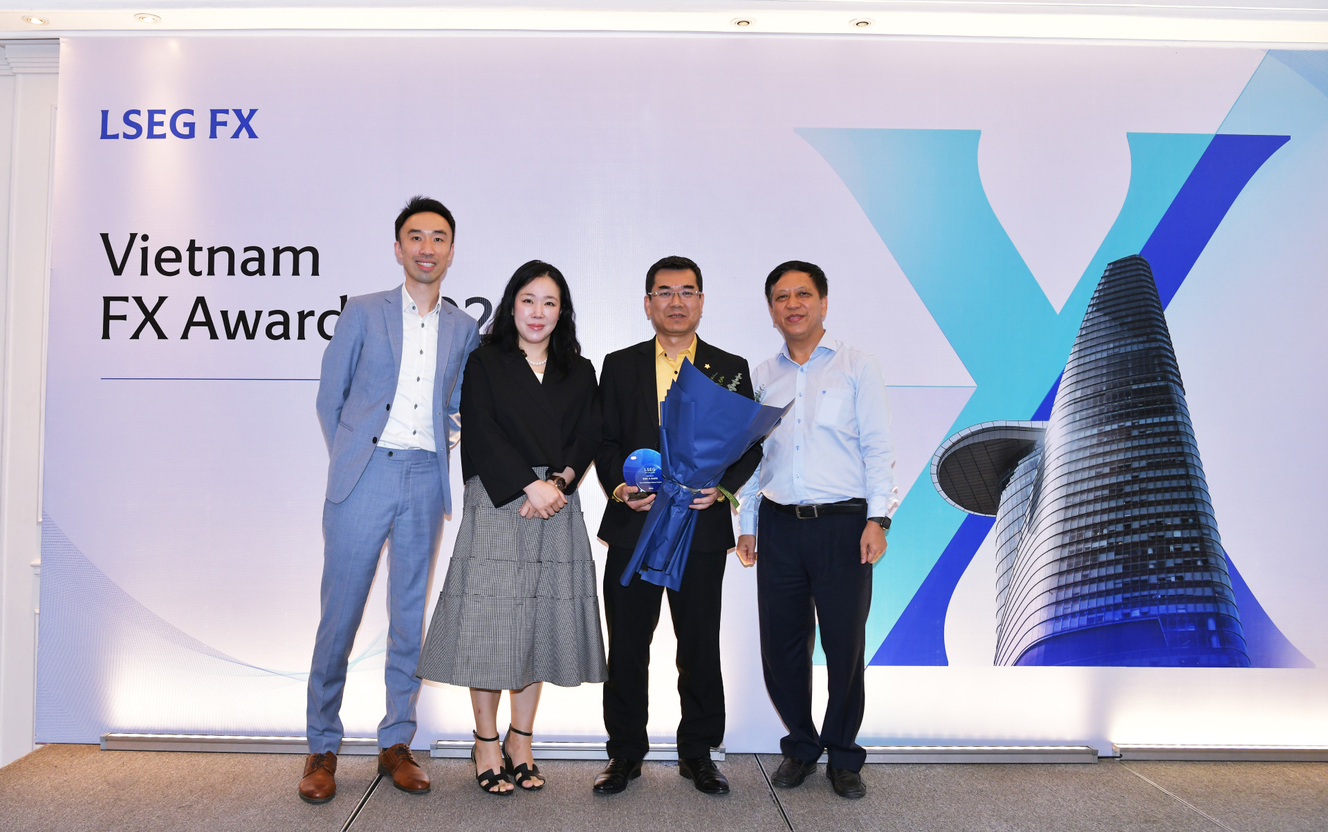 Với những hoạt động tích cực trên thị trường ngoại hối năm 2024, BAC A BANK nhận giải thưởng Top 5 Matching Volume Traded tại buổi Lễ trao giải Vietnam FX Matching (1).jpg