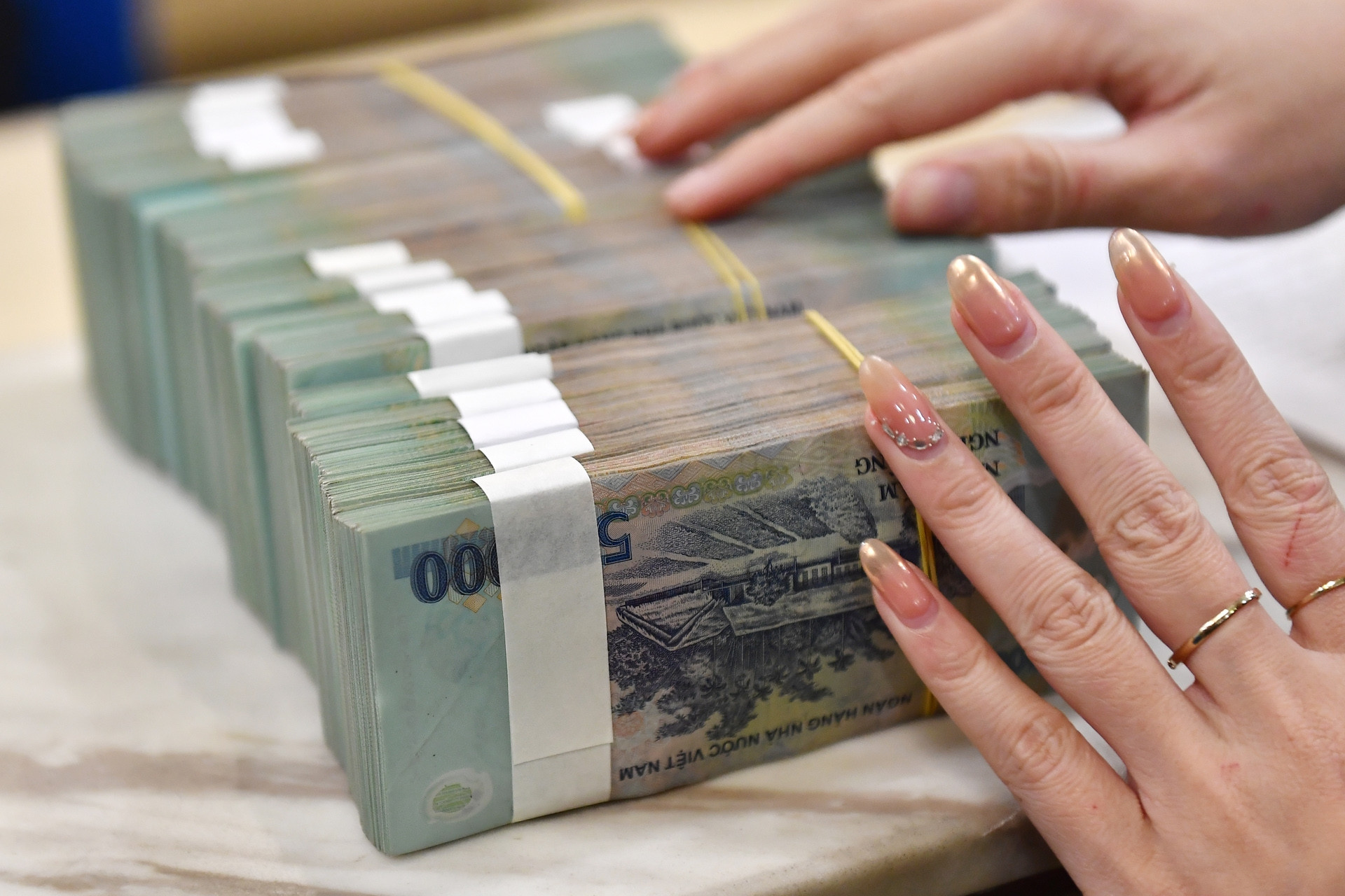 Lãi suất ngân hàng hôm nay 6/5/2025: Gửi tiền kỳ hạn dài có lợi vì lãi suất tăng