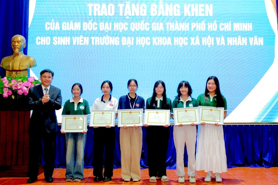 Tặng bằng khen cho 6 sinh viên giúp đỡ cựu chiến binh xem diễu binh 30/4 ở TPHCM