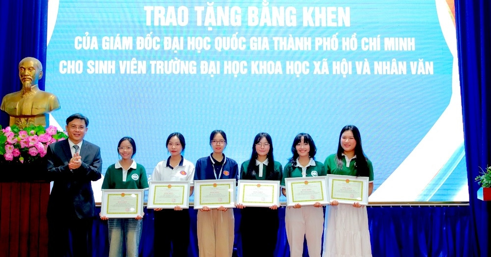 Tặng bằng khen cho 6 sinh viên giúp đỡ cựu chiến binh xem diễu binh 30/4 ở TPHCM