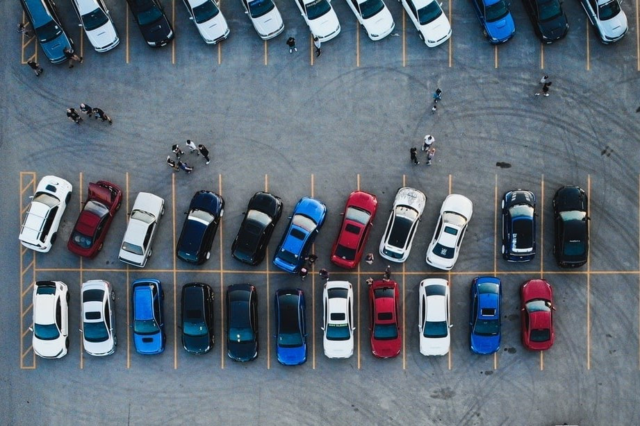 Angled_V_Straight_Car_Parking.jpg