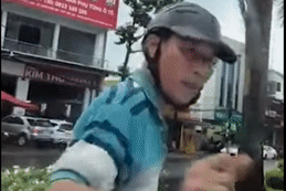 Bị chặn đầu xe, bẻ cần gạt nước, tài xế ô tô chỉ im lặng ghi hình