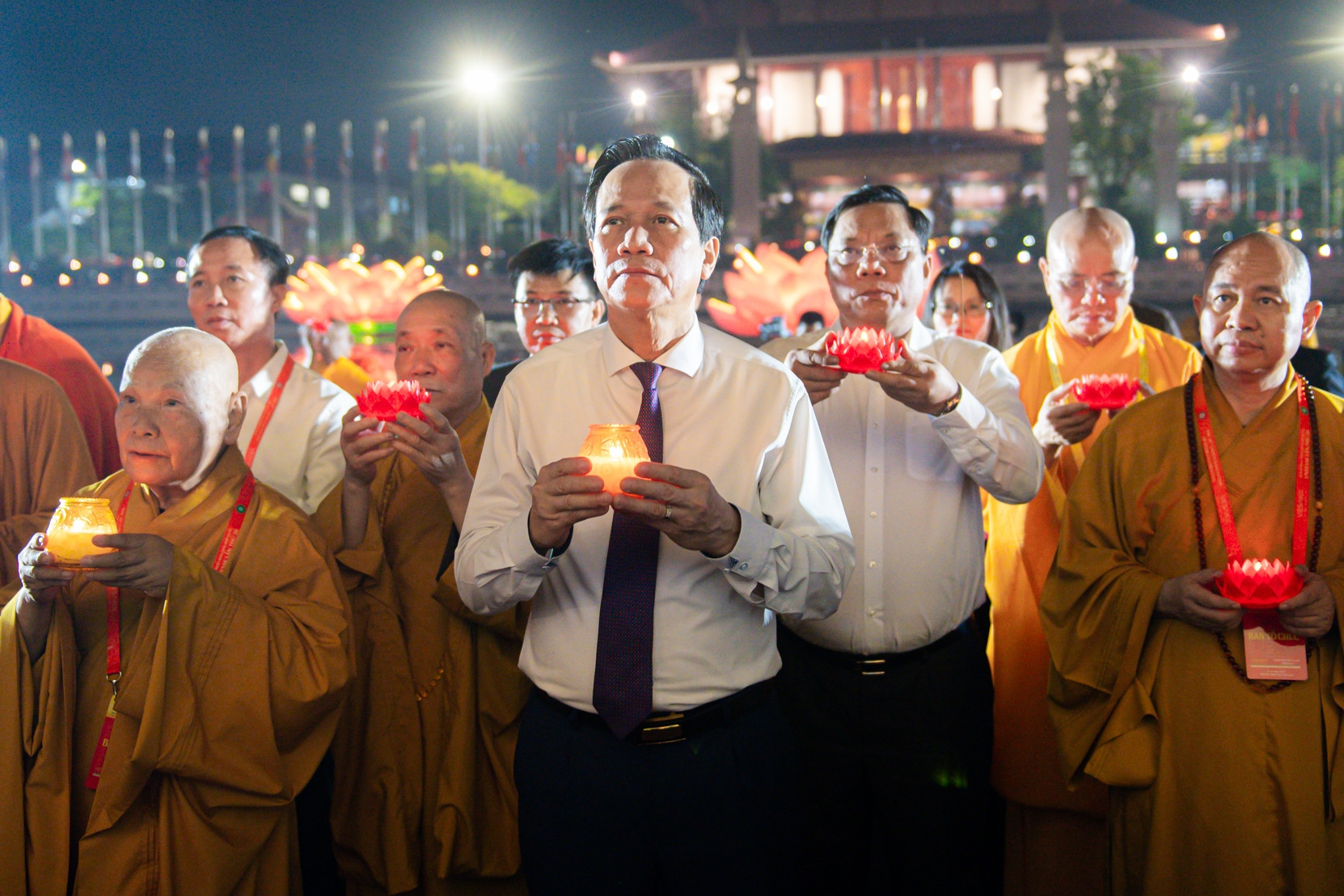 Bộ trưởng Đào Ngọc Dung thắp nến, tưởng niệm các anh hùng liệt sĩ