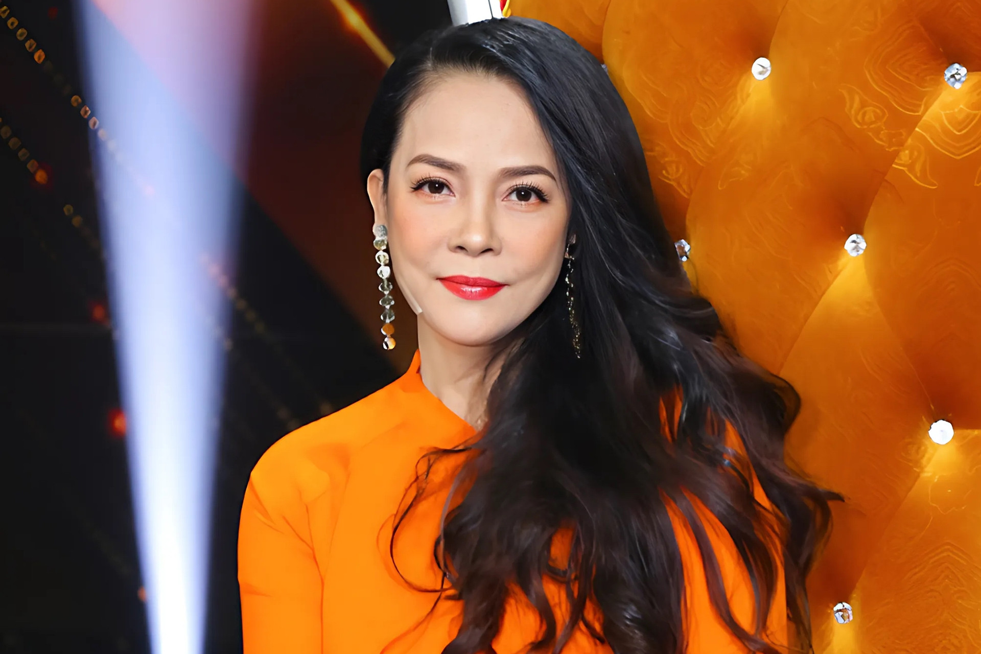 Ca sĩ Hồng Hạnh thông báo ly hôn chồng doanh nhân hơn 18 tuổi