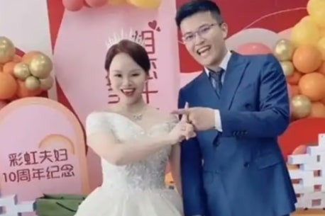 Cặp đôi nổi tiếng từng kiếm 14 tỷ đồng một ngày tuyên bố bỏ nghề