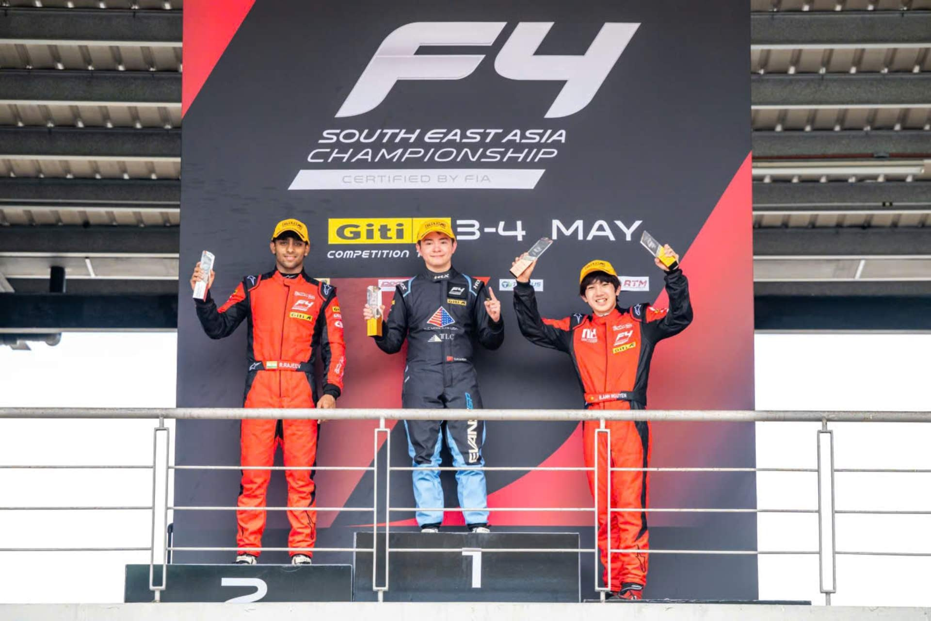 Con trai Hoa khôi Thu Hương giành top 3 đua xe Formula 4