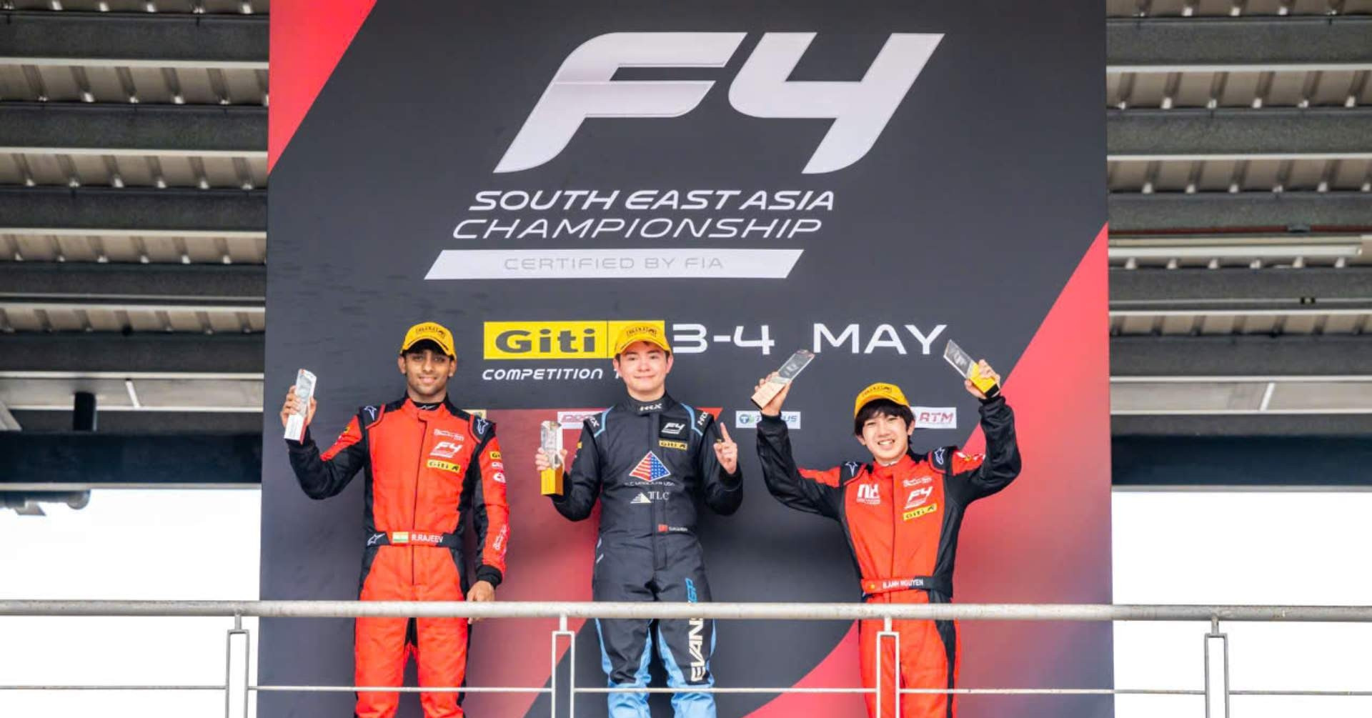 Con trai Hoa khôi Thu Hương giành top 3 đua xe Formula 4