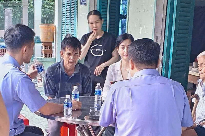 Cục điều tra VKSND tối cao đến tận nhà làm việc với mẹ nữ sinh ở Vĩnh Long