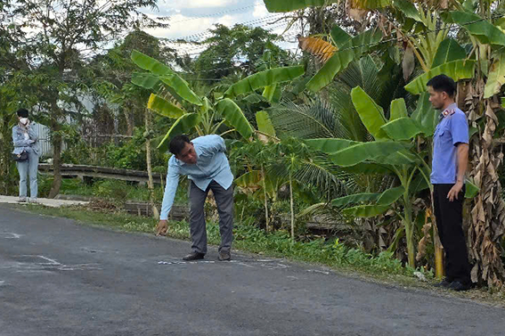 Điều tra viên cùng nhân chứng tới hiện trường vụ nữ sinh tử vong ở Vĩnh Long