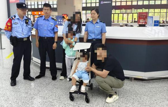 Bố mẹ ngủ quên trên tàu, anh trai 5 tuổi tự đưa em 2 tuổi xuống ga