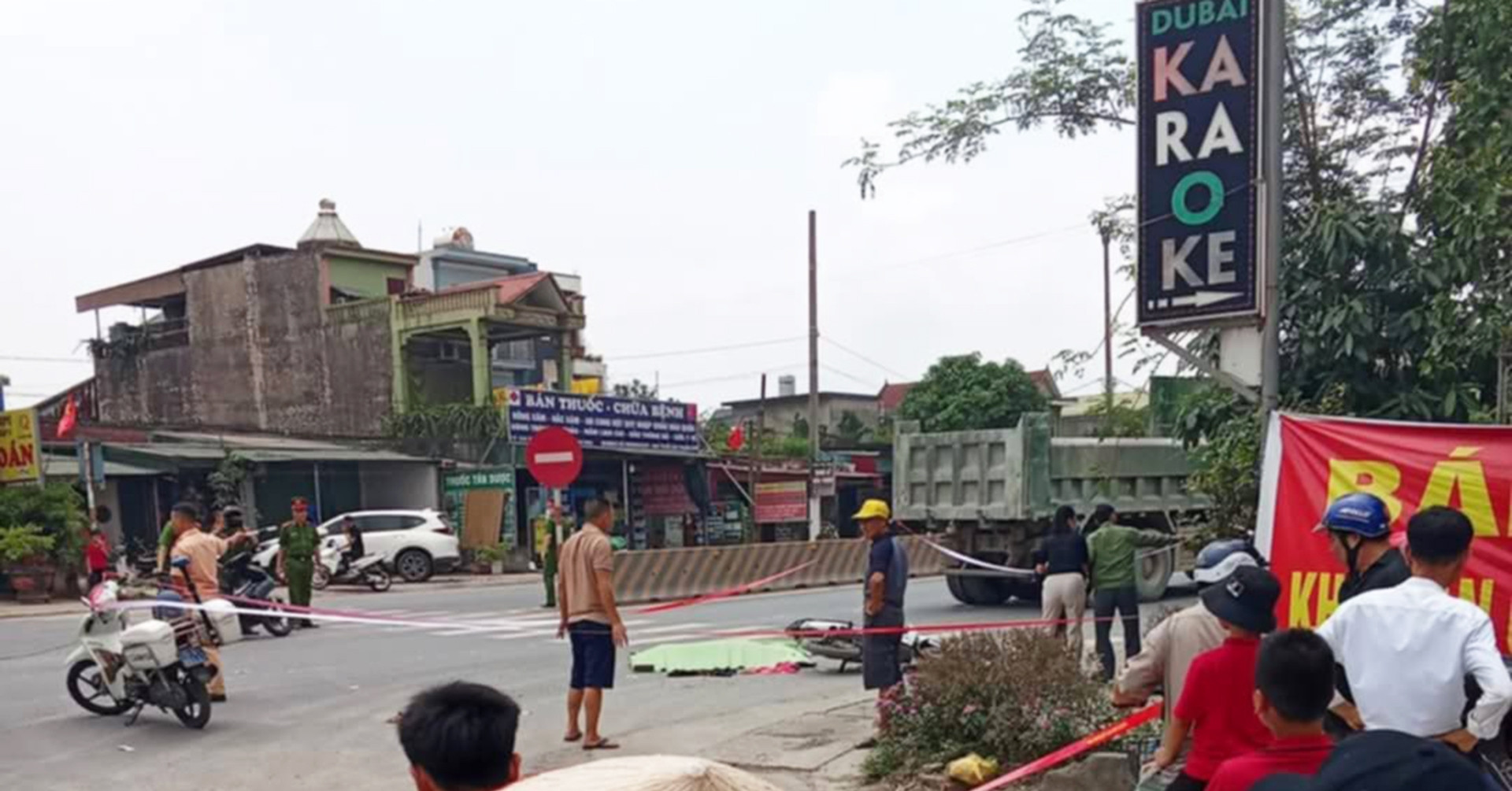 Hai bà cháu tử vong sau va chạm với xe tải