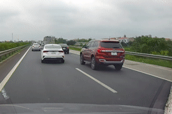 Hai ô tô con suýt 'hôn nhau' trên cao tốc vì pha chuyển làn ẩu như 'mượn bằng'
