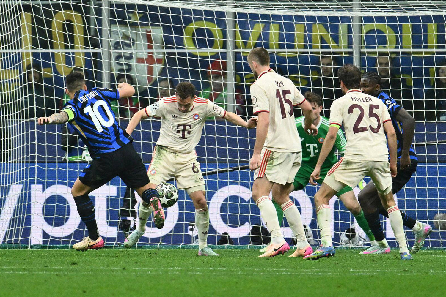 Imago.IPA. Lautaro Martinez Inter Bayern.jpg