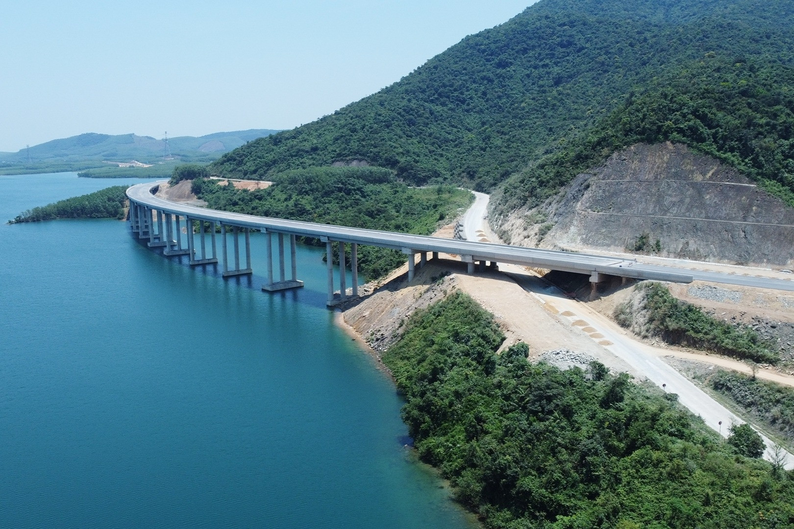 Loạt cầu vượt núi, băng sông trên cao tốc Vũng Áng - Bùng