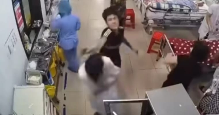 Nhân viên y tế Bệnh viện Đa khoa Nam Định bị co...