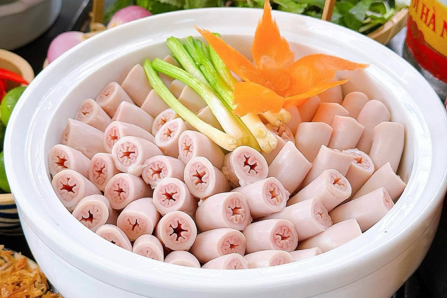 Thu được 2kg lòng se điếu, vợ chồng 16 năm mổ lợn hô vang vì 'trúng mánh'