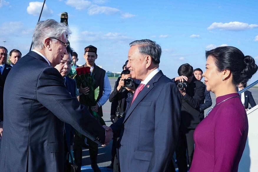 Tổng Bí thư cảm động khi Tổng thống Kazakhstan ra sân bay đón