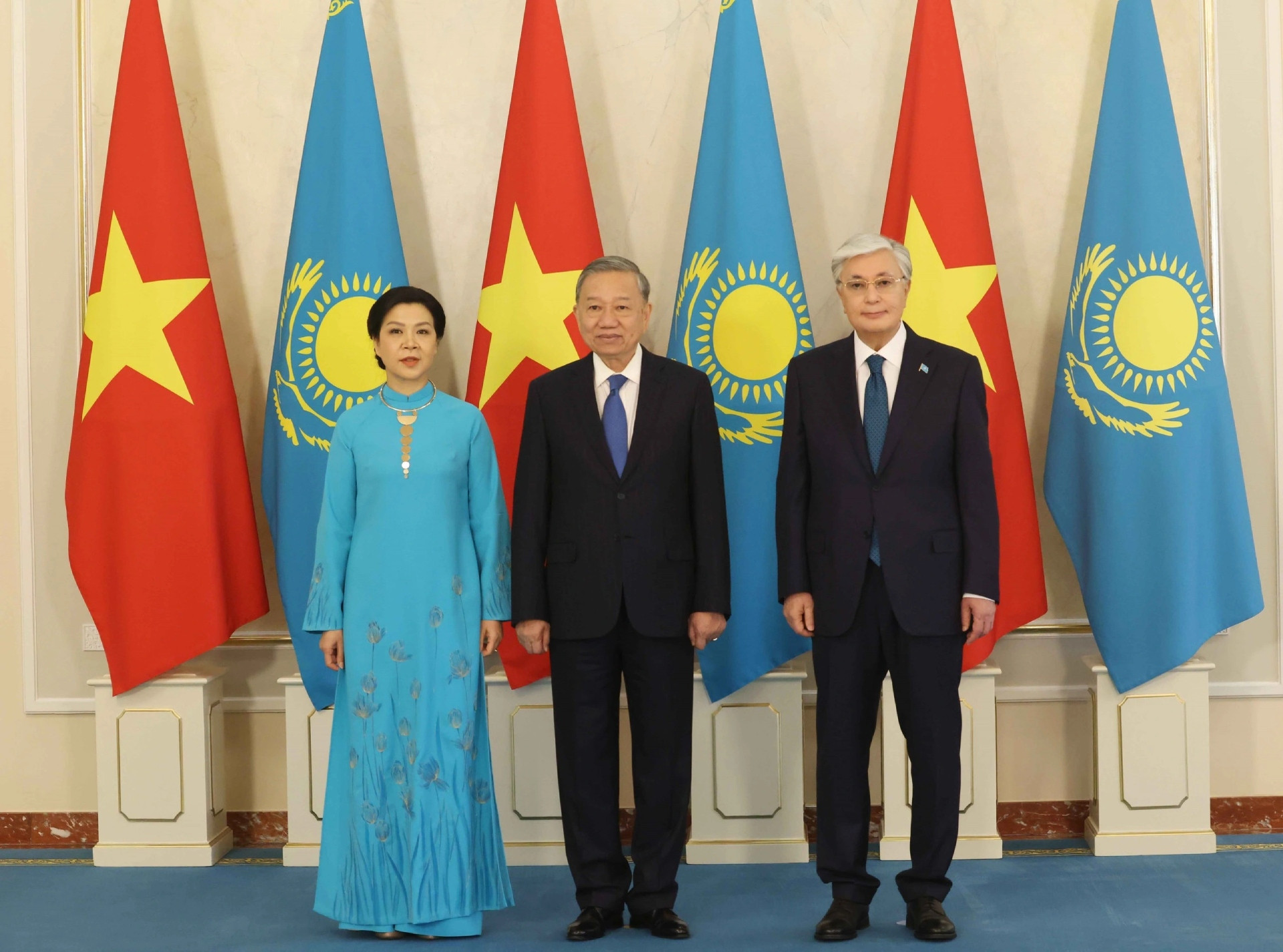 vnapotaltongbithutolamhoidamvoitongthongkazakhstan8015381 17465178710271076976726.jpg