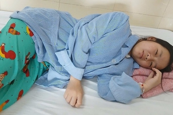 Xót xa cảnh bé gái bị ung thư xin ngừng chữa bệnh vì sợ bố mẹ mất nhà
