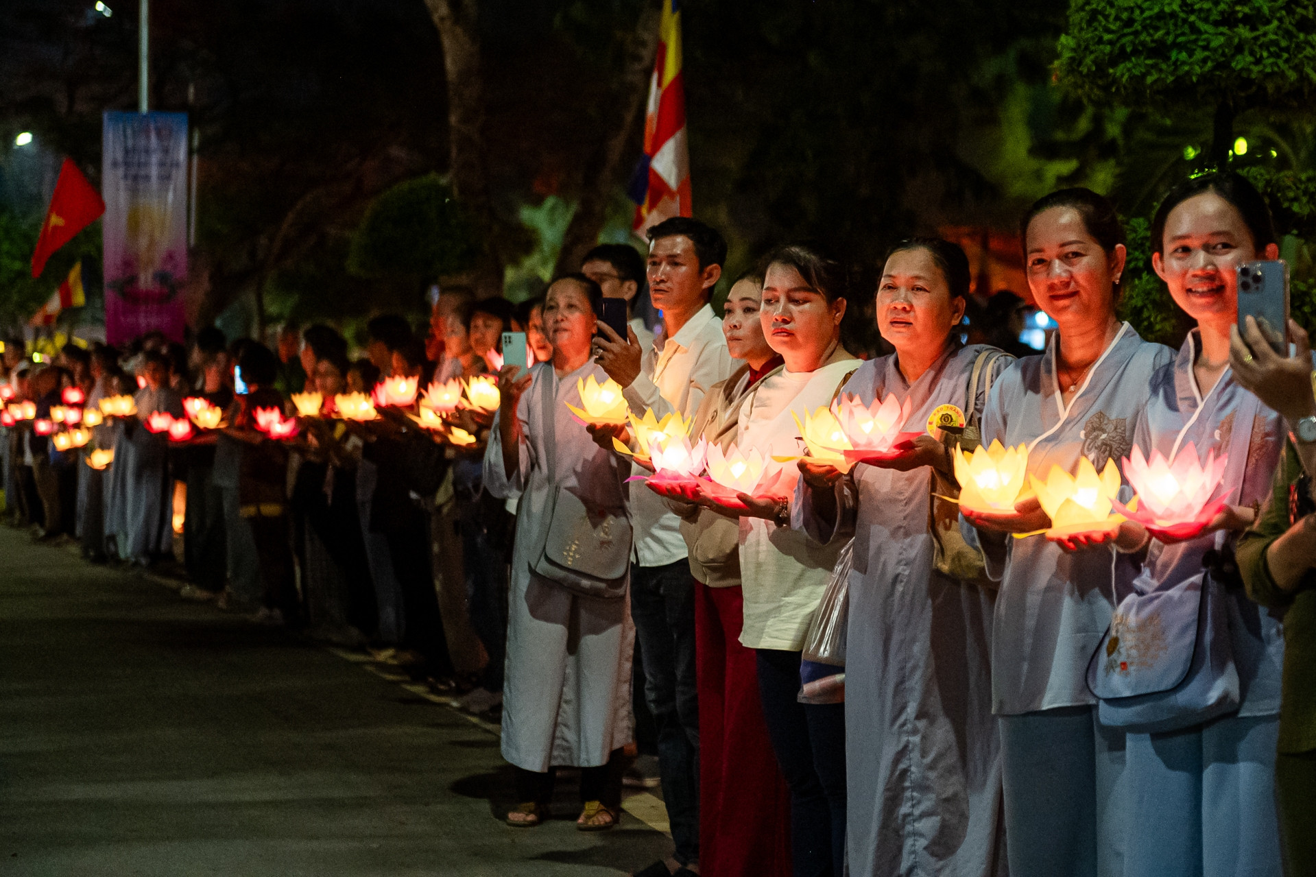 35.000 hoa đăng sáng lung linh mừng Đại lễ Vesak 2025