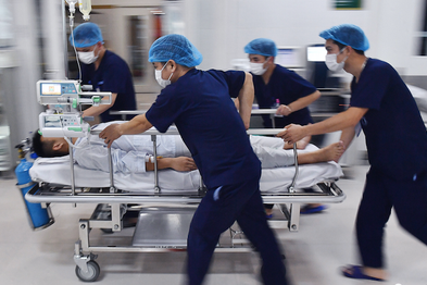 Bác sĩ 20 năm kinh nghiệm làm cấp cứu chia sẻ chuyện 'đủ tiền tạm ứng mới chữa'