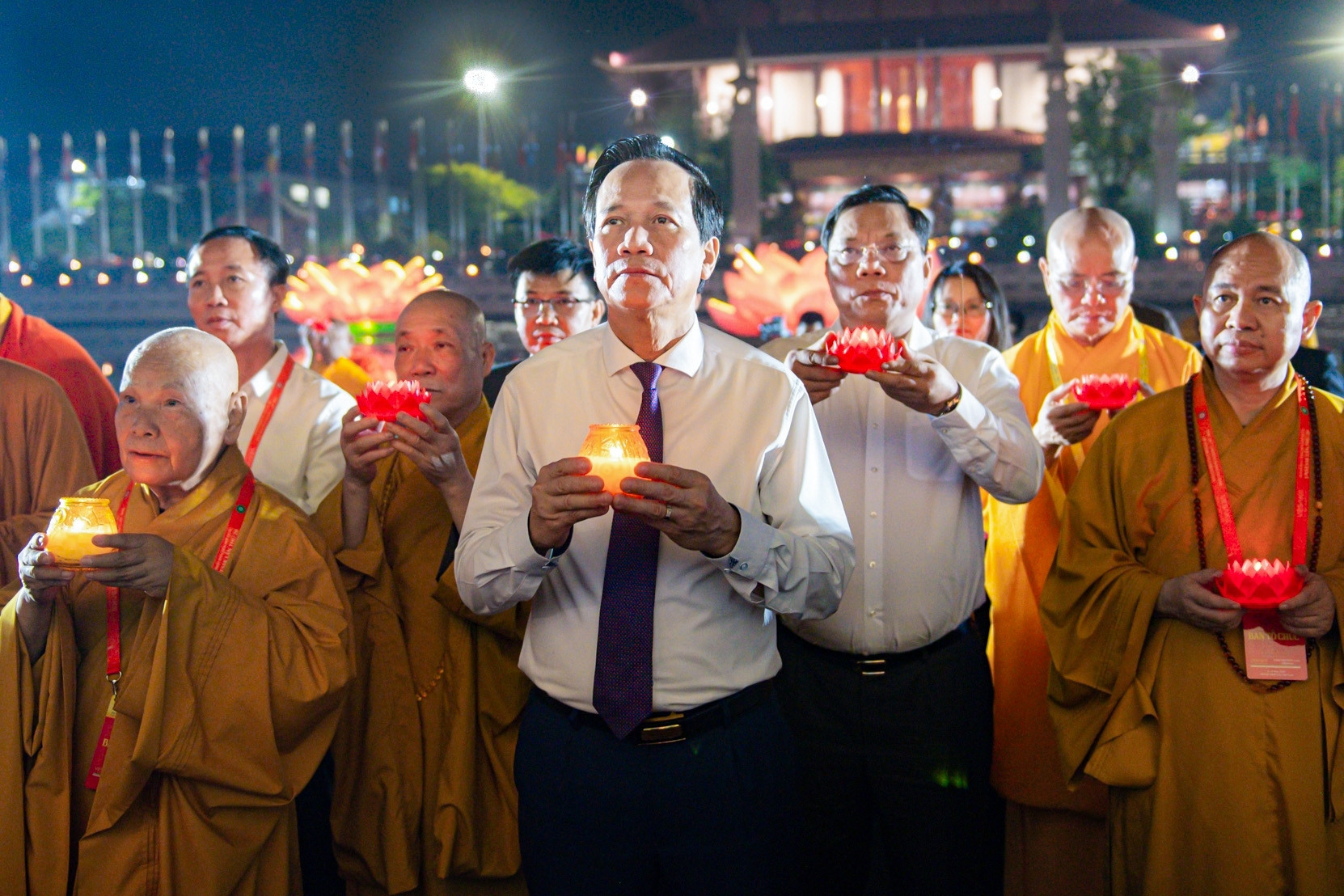 Bộ trưởng Đào Ngọc Dung thắp nến, tưởng niệm các anh hùng liệt sĩ