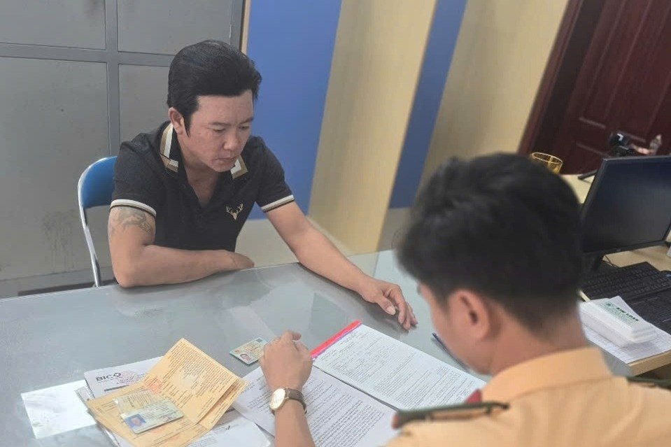 CSGT Bình Dương xử phạt ô tô chạy lấn làn xe máy còn bóp còi inh ỏi