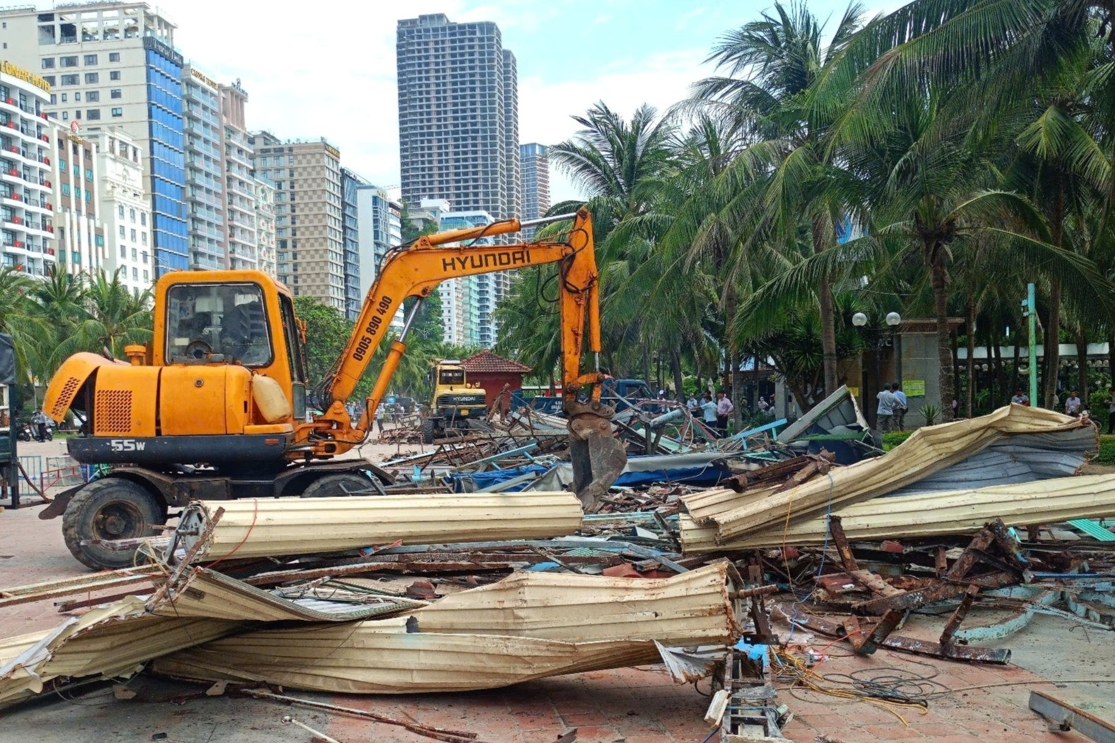 Đà Nẵng tháo dỡ loạt ki-ốt du lịch bên cung đường biển ‘tỷ đô’