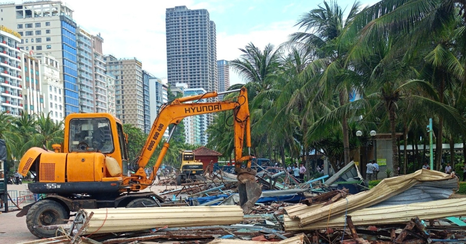 Đà Nẵng tháo dỡ loạt ki-ốt du lịch bên cung đường biển ‘tỷ đô’