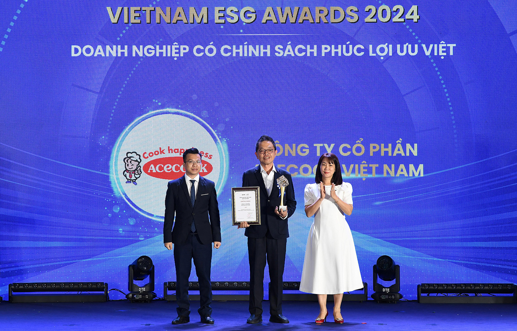 Đại diện Acecook Việt Nam nhận giải thưởng “Doanh nghiệp có chính sách p....jpg