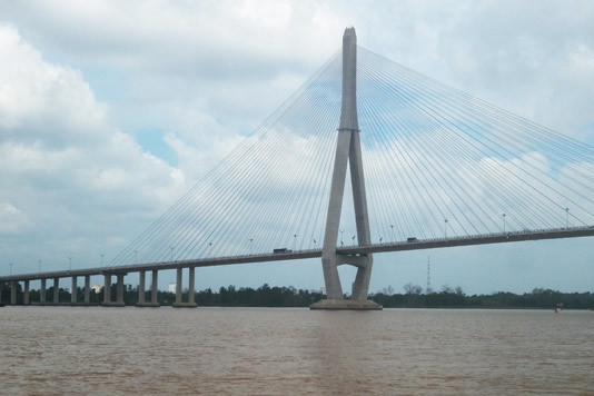 Đang bị điều tra tội hiếp dâm, gã đàn ông chém vợ dã man rồi nhảy cầu tự tử