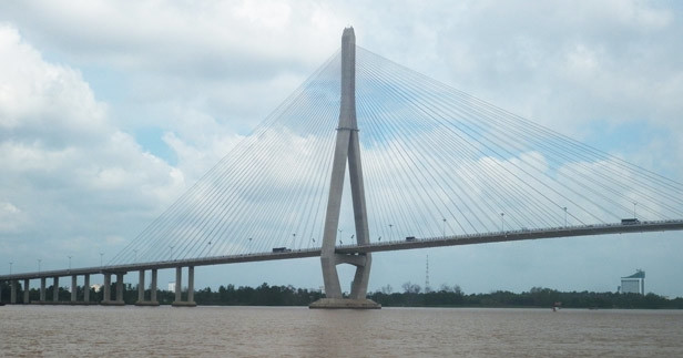 Đang bị điều tra tội hiếp dâm, gã đàn ông chém vợ dã man rồi nhảy cầu tự tử