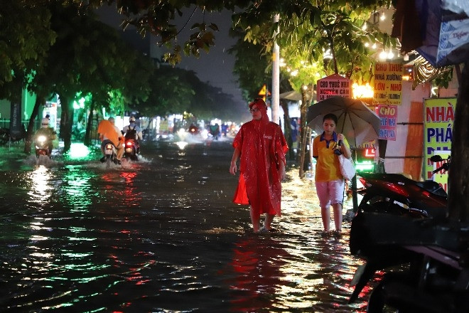 Đường phố TPHCM mênh mông nước sau trận mưa lớn kèm dông sét mạnh